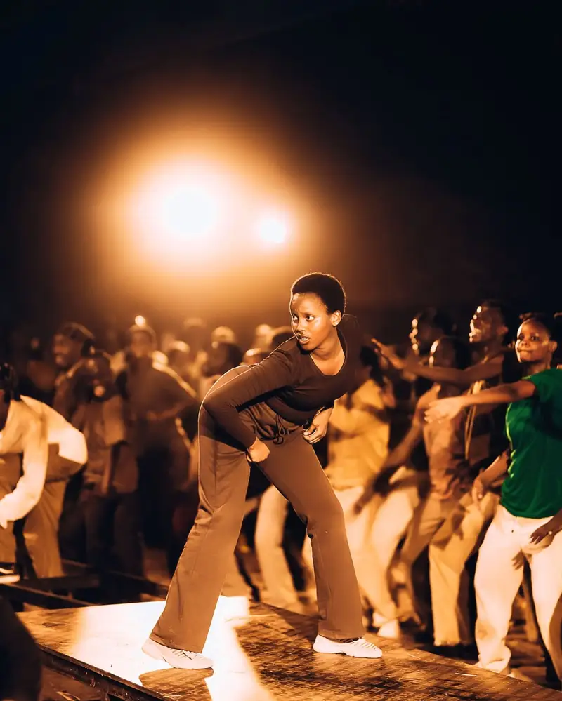 Une troupe de danseurs sur scène, éclairée par les projecteurs, IZUBAFEST 2026