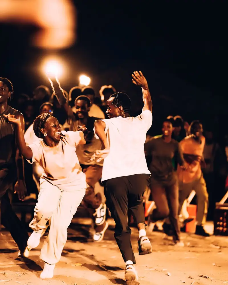 Des danseurs en plein mouvement devant le public de l'IZUBAFEST 2026