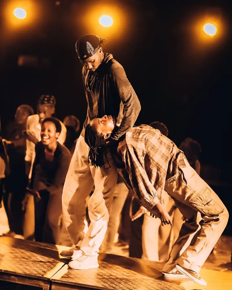 Deux danseurs, l'un plié sous l'autre, sur la scène de l'IZUBAFEST 2026