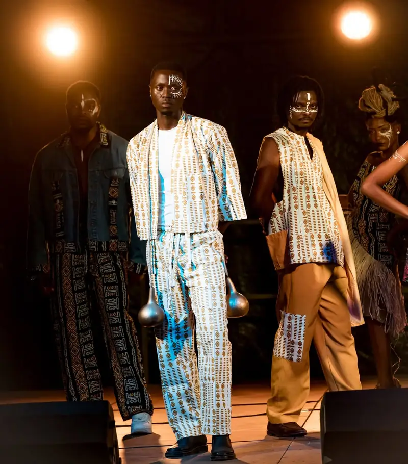 Trois mannequins en tenues de créateurs sur scène