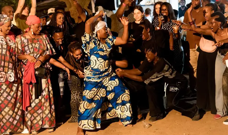 Le public danse au deuxième soir de l'IZUBAFEST 2026
