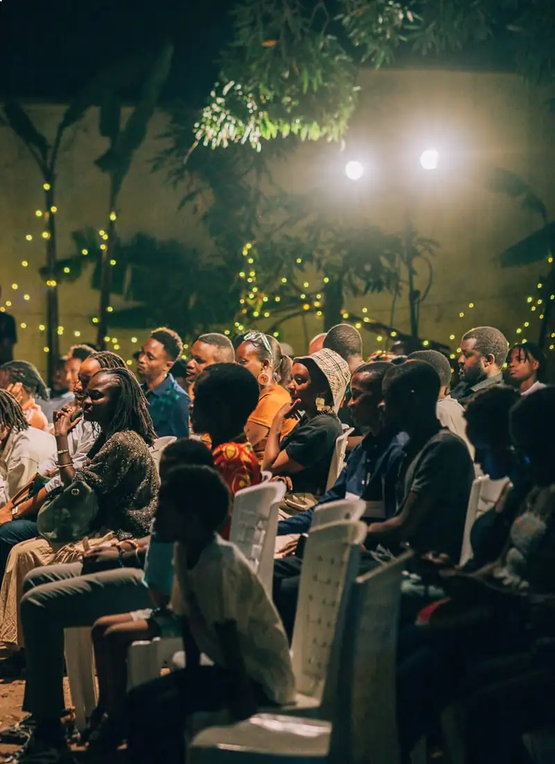 Le public assis dans le jardin écoute le panel d'ouverture de l'IZUBAFEST 2026
