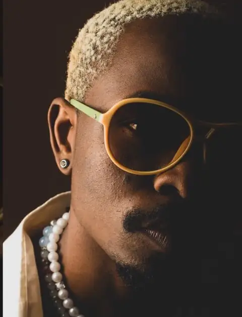 Portrait de Siji, lunettes de soleil rondes