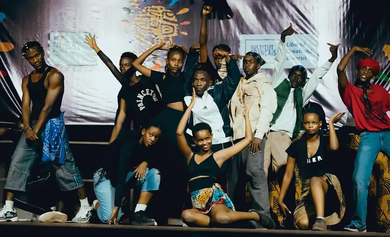 Les participants des ateliers de danse posent sur scène après le spectacle