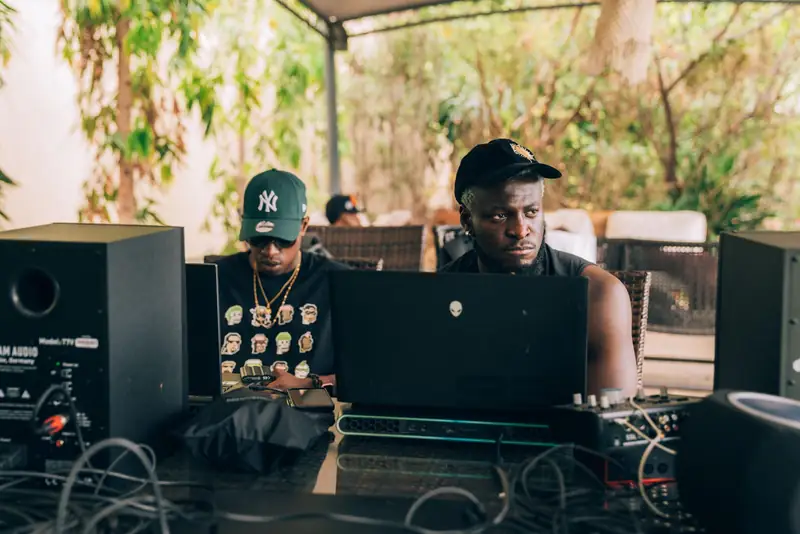 Kel-P, casquette noire, pendant l'atelier dans le jardin du centre