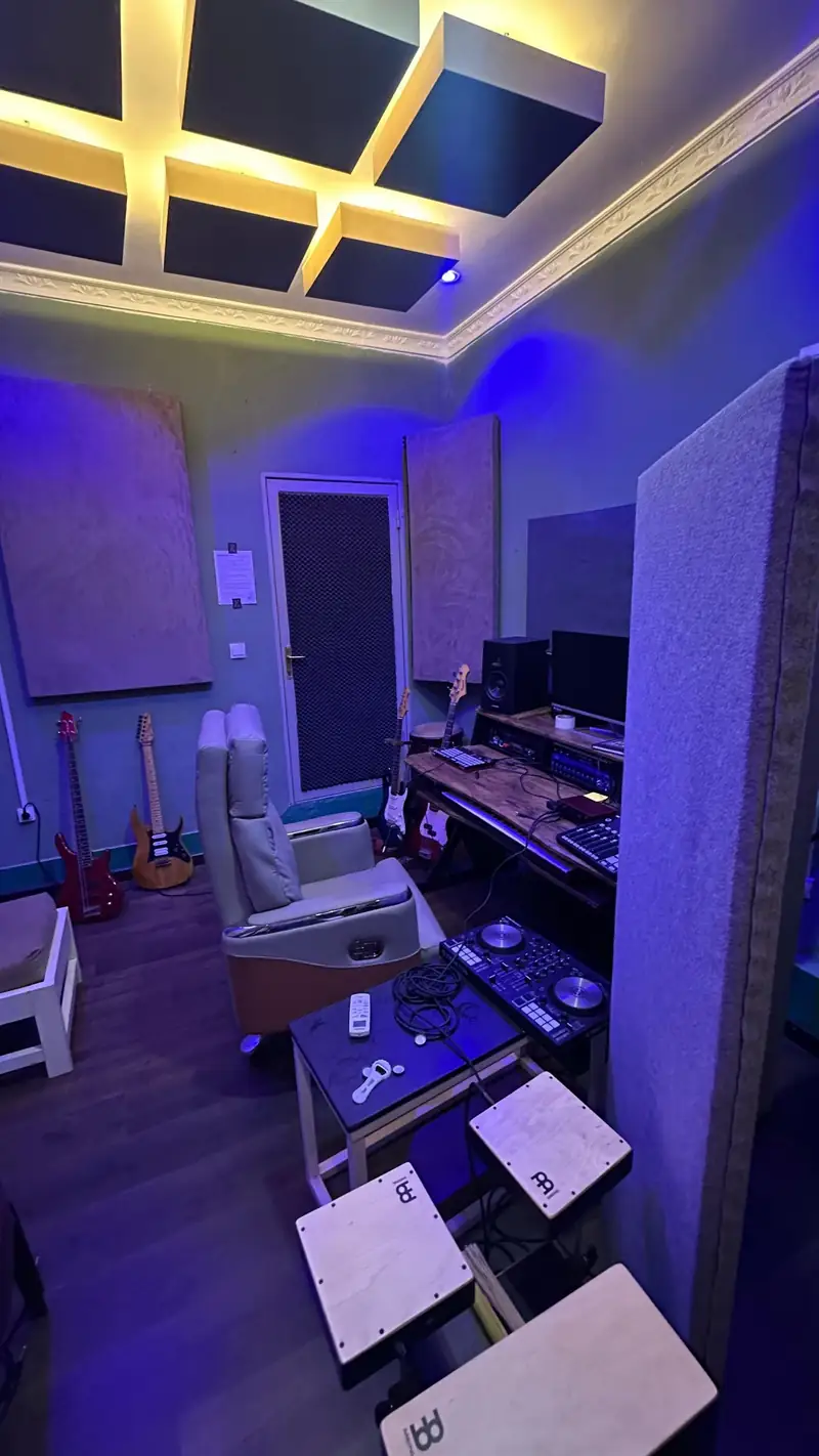 Guitares, platines et cajóns dans la cabine