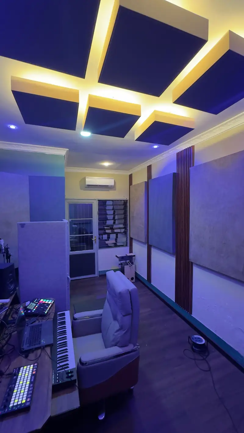 La cabine d'IzubaLab, plafond acoustique éclairé, fauteuil face aux claviers